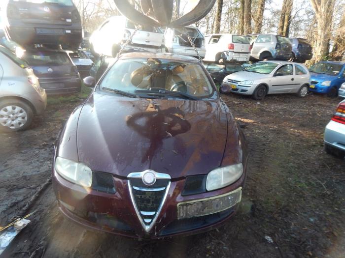 Zderzak przedni z Alfa Romeo GT (937) 1.9 JTD 16V Multijet 2005