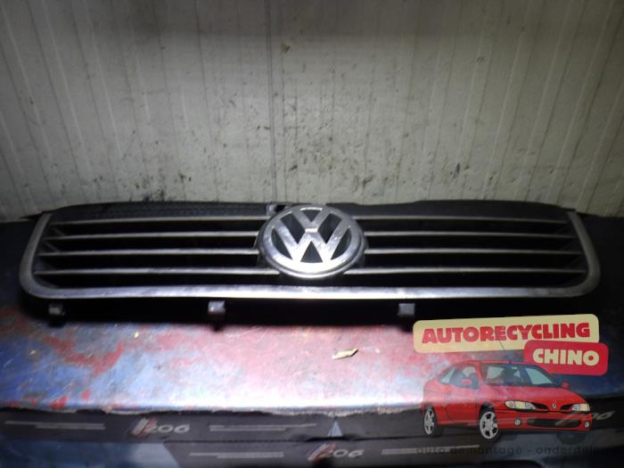 Begagnade Grill Volkswagen Passat Variant (3B6) 2.0 20V Pris € 30,00 Marginaltabell erbjuds av Autorecycling Chino B.V.