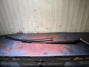 Used Front wiper arm Opel Zafira (M75) 1.9 CDTI Price € 10,00 Margin scheme offered by Autorecycling Bart