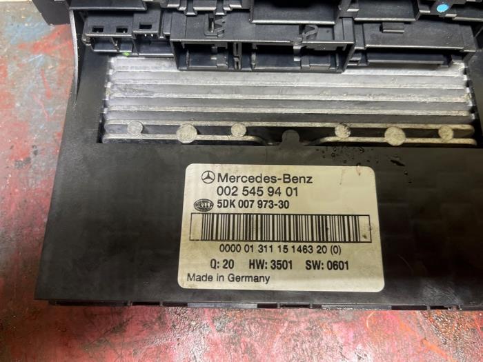 Fuse box from a Mercedes-Benz C Combi (S203) 2.0 C-200K 16V 2002