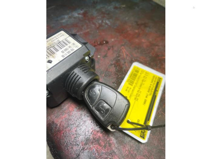 Cerradura de contacto y llave de un Mercedes-Benz B (W245,242) 1.5 B-150 16V 2006