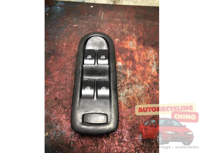 Usados Interruptor de ventanilla eléctrica Renault Megane II Grandtour (KM) 1.6 16V Precio € 35,00 Norma de margen ofrecido por Autorecycling Chino B.V.