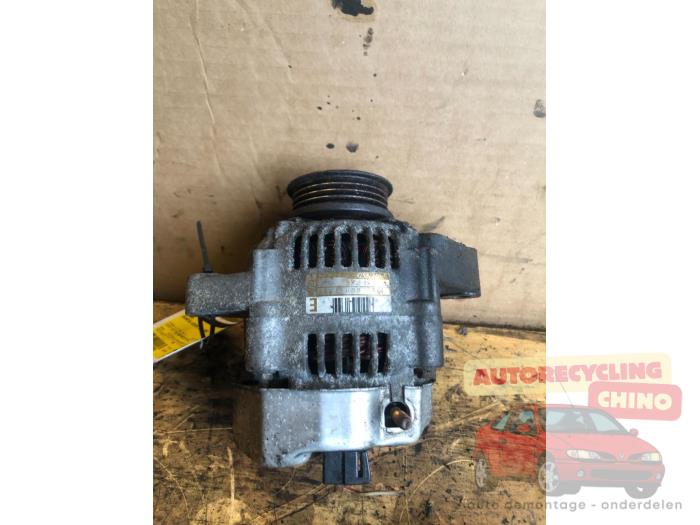Gebrauchte Dynamo Daihatsu Sirion/Storia (M1) 1.0 12V DVVT Preis € 35,00 Margenregelung angeboten von Autorecycling Chino B.V.
