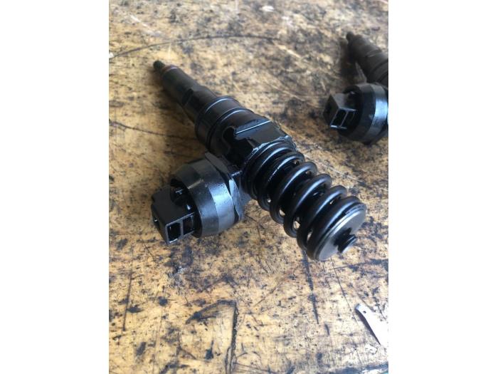 Injector (diesel) from a Volkswagen Touran (1T1/T2) 1.9 TDI 105 Euro 3 2005