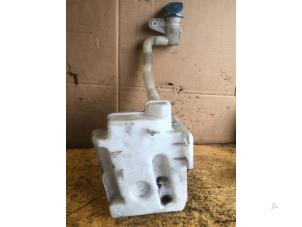 Used Front windscreen washer reservoir Volkswagen Caddy III (2KA,2KH,2CA,2CH) 1.6 TDI 16V Price € 25,00 Margin scheme offered by Autorecycling Bart