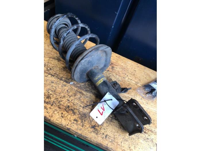Fronts shock absorber, left from a Citroën C4 Berline (LC) 1.6 HDi 16V 110 2007