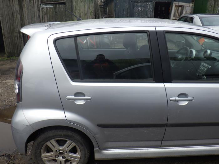 Rear door 4-door, right from a Daihatsu Sirion 2 (M3) 1.3 16V DVVT 2005