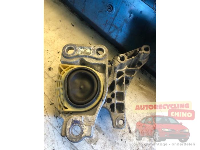 Motorlager van een Renault Megane III Berline (BZ) 1.4 16V TCe 130 2010