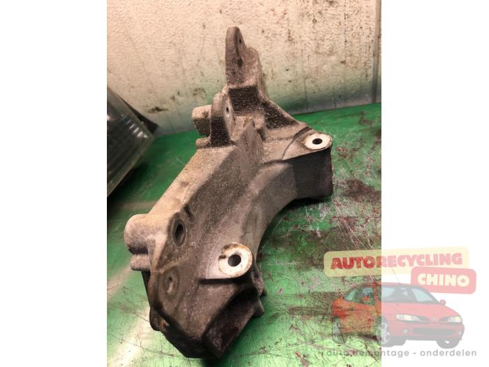 Gebrauchte Dynamostütze oben Renault Megane III Berline (BZ) 1.4 16V TCe 130 Preis € 35,00 Margenregelung angeboten von Autorecycling Chino B.V.