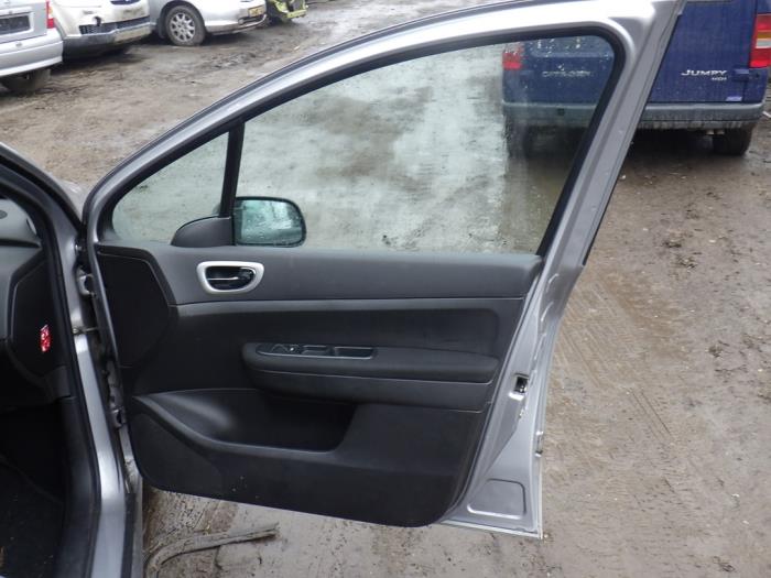 Szyba drzwi prawych przednich wersja 4-drzwiowa z Peugeot 307 Break (3E) 1.6 16V 2005