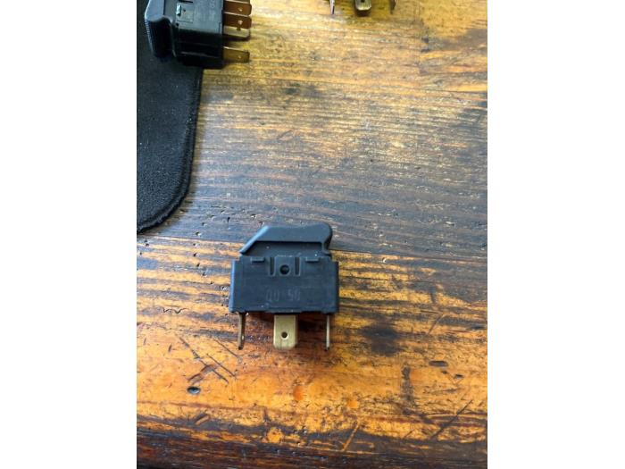 Electric window switch from a Volkswagen Lupo (6X1) 1.4 16V 100 2001