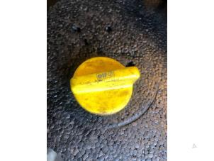 Used Oil cap Renault Megane (BA/SA) 1.6 16V Price € 15,00 Margin scheme offered by Autorecycling Bart