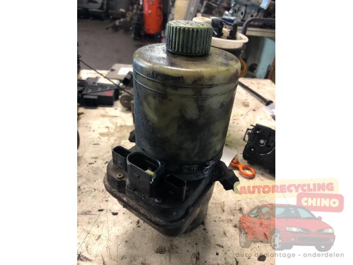 Begagnade Servostyrningspump Volkswagen Polo IV (9N1/2/3) 1.4 16V 75 Pris € 60,00 Marginaltabell erbjuds av Autorecycling Chino B.V.