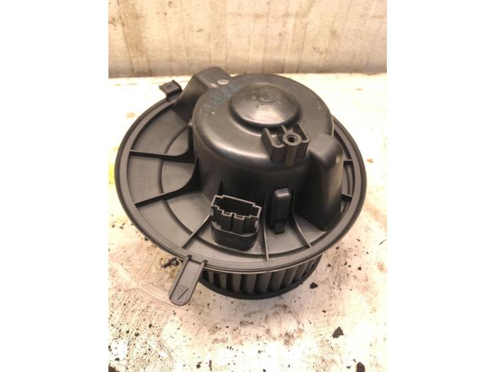 Heating and ventilation fan motor from a Volkswagen Golf V (1K1) 1.9 TDI 2006