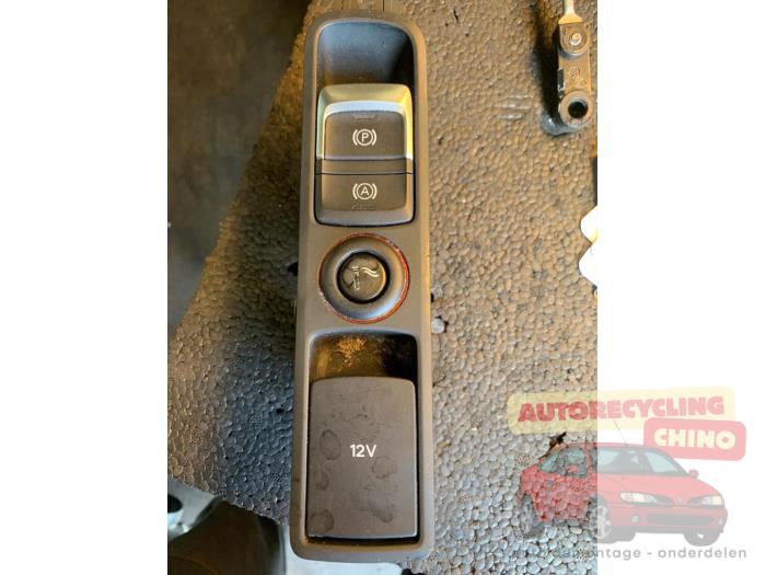 Używane Przelacznik hamulca postojowego Audi Q3 (8UB/8UG) 2.0 16V TFSI 170 Quattro Cena € 50,00 Procedura marży oferowane przez Autorecycling Chino B.V.