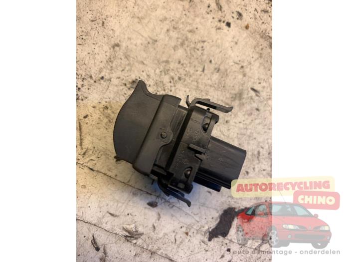 Usados Interruptor de ventanilla eléctrica Renault Clio II (BB/CB) 1.2 16V Precio € 20,00 Norma de margen ofrecido por Autorecycling Chino B.V.