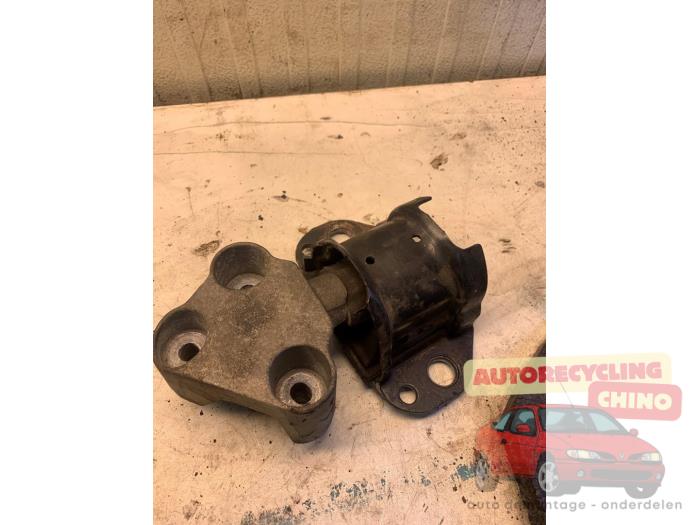 Used Engine mount Renault Clio II (BB/CB) 1.2 16V Price € 20,00 Margin scheme offered by Autorecycling Chino B.V.