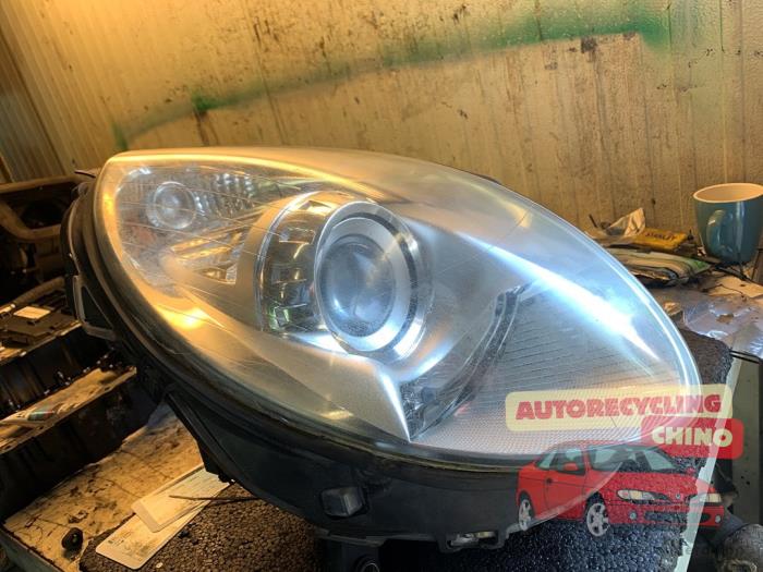 Używane Reflektor prawy Mercedes R (W251) 3.0 280 CDI 24V Cena € 240,00 Procedura marży oferowane przez Autorecycling Chino B.V.