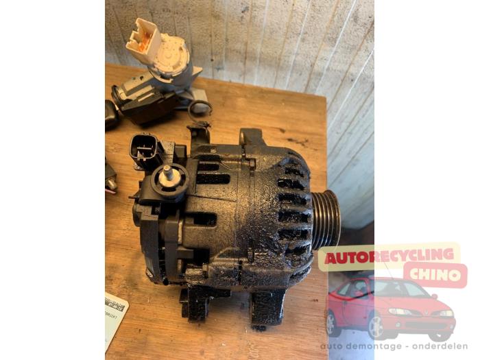 Dynamo van een Toyota Yaris II (P9) 1.3 16V VVT-i 2007