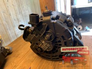 Dynamo van een Toyota Yaris II (P9) 1.3 16V VVT-i 2007