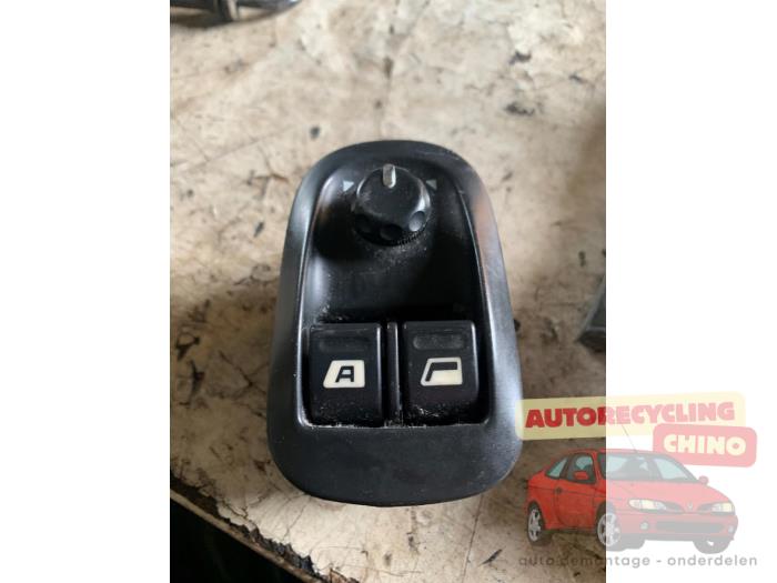 Usados Interruptor de ventanilla eléctrica Peugeot 206 (2A/C/H/J/S) 1.4 XR,XS,XT,Gentry Precio € 20,00 Norma de margen ofrecido por Autorecycling Chino B.V.