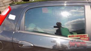 Używane Szyba drzwi prawych tylnych wersja 4-drzwiowa Fiat Grande Punto (199) 1.4 Cena € 30,00 Procedura marży oferowane przez Autorecycling Chino B.V.