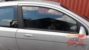 Używane Szyba drzwi prawych wersja 2-drzwiowa Chevrolet Kalos (SF48) 1.4 16V Cena € 40,00 Procedura marży oferowane przez Autorecycling Chino B.V.