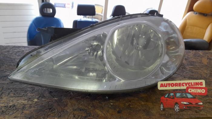 Używane Reflektor lewy Mercedes A (W169) 1.5 A-150 5-Drs. Cena € 50,00 Procedura marży oferowane przez Autorecycling Chino B.V.