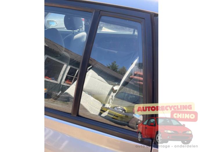 Usados Ventanilla triangular izquierda detrás Kia Rio (DC22/24) 1.5 16V Precio € 50,00 Norma de margen ofrecido por Autorecycling Chino B.V.