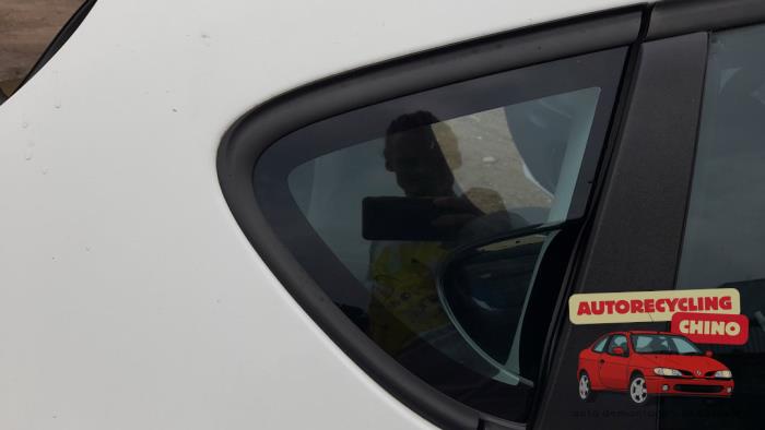 Usados Ventanilla triangular derecha detrás Seat Leon (1P1) 1.2 TSI Precio € 50,00 Norma de margen ofrecido por Autorecycling Chino B.V.