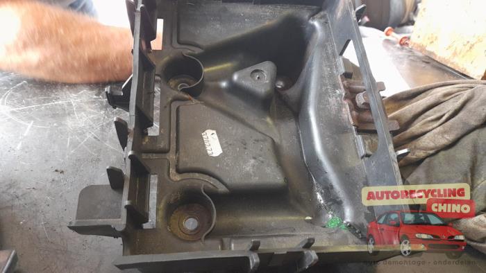 Begagnade Batterilåda Volkswagen Polo V (6R) 1.4 16V Pris € 40,00 Marginaltabell erbjuds av Autorecycling Chino B.V.