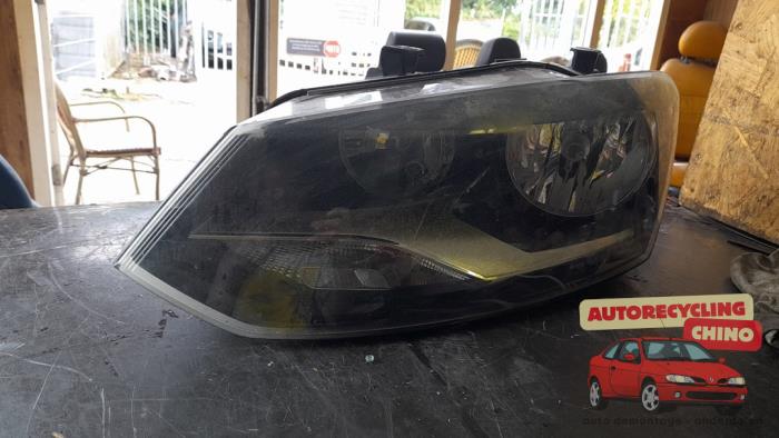 Używane Reflektor lewy Volkswagen Polo V (6R) 1.4 16V Cena € 75,00 Procedura marży oferowane przez Autorecycling Chino B.V.