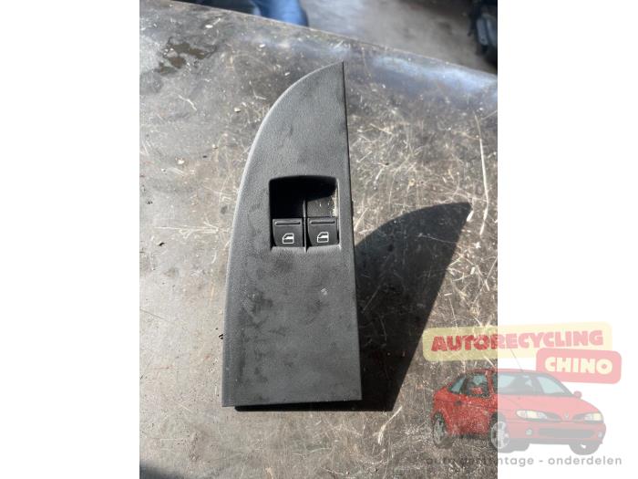 Usados Interruptor de ventanilla eléctrica Seat Leon (1P1) 1.2 TSI Precio € 35,00 Norma de margen ofrecido por Autorecycling Chino B.V.