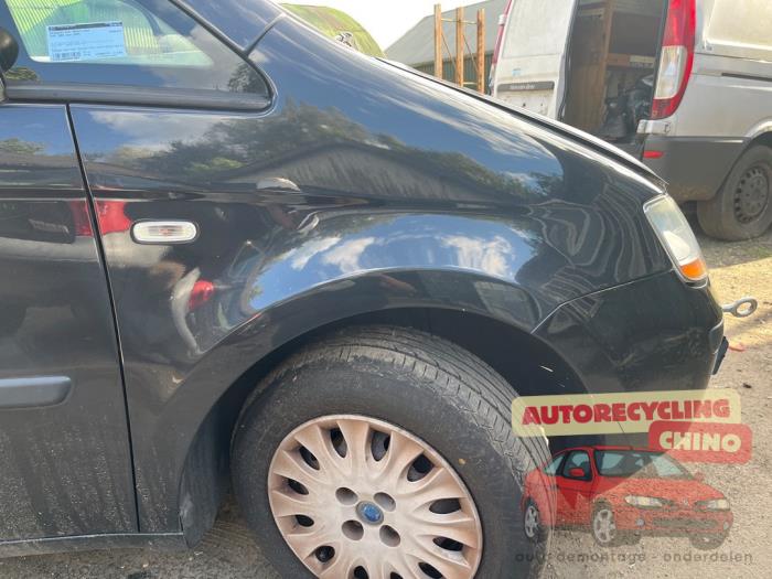 Używane Blotnik prawy przód Fiat Idea (350AX) 1.4 Cena € 75,00 Procedura marży oferowane przez Autorecycling Chino B.V.