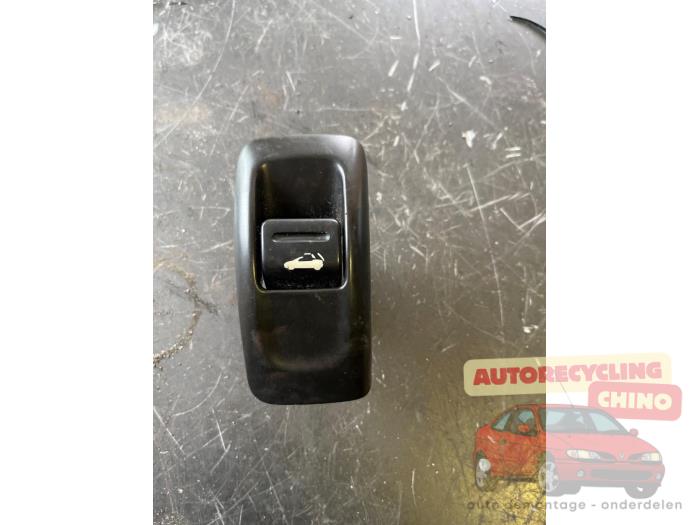 Używane Sterowanie dachu cabrio Peugeot 206 CC (2D) 2.0 16V Cena € 50,00 Procedura marży oferowane przez Autorecycling Chino B.V.