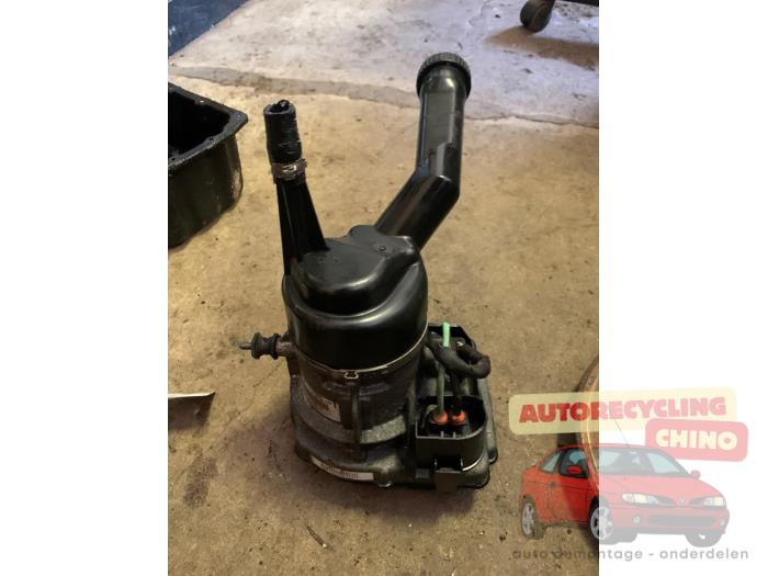 Usagé Pompe de direction Peugeot 308 (4A/C) 1.4 VTI 16V Prix € 75,00 Règlement à la marge proposé par Autorecycling Chino B.V.