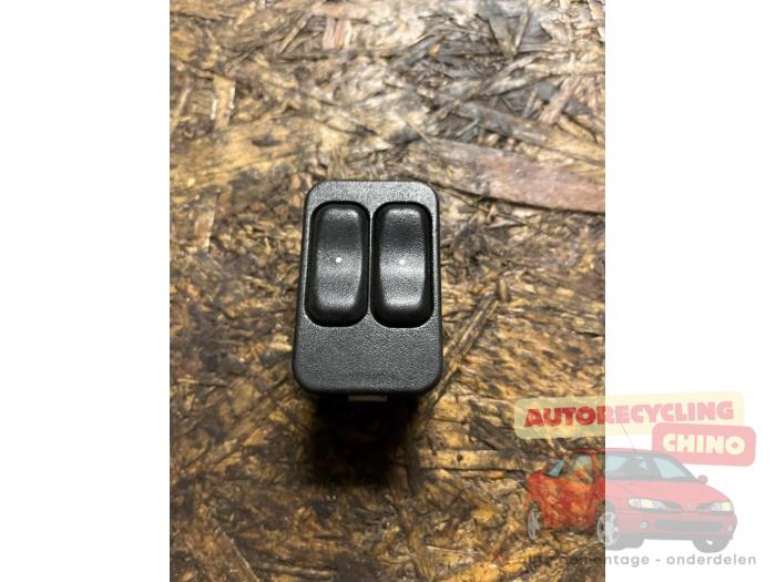 Usados Interruptor de ventanilla eléctrica Opel Astra G (F08/48) 1.6 16V Precio € 10,00 Norma de margen ofrecido por Autorecycling Chino B.V.