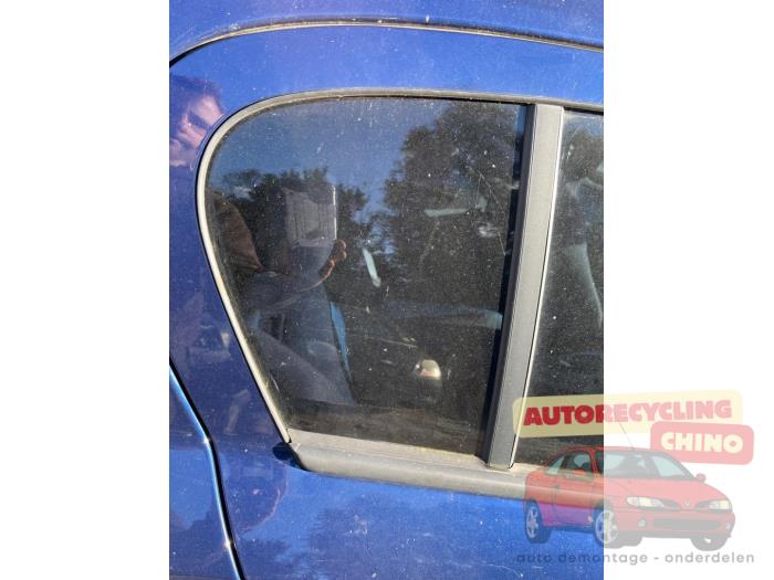Usados Ventanilla triangular derecha detrás Opel Astra H (L48) 1.6 16V Twinport Precio € 50,00 Norma de margen ofrecido por Autorecycling Chino B.V.