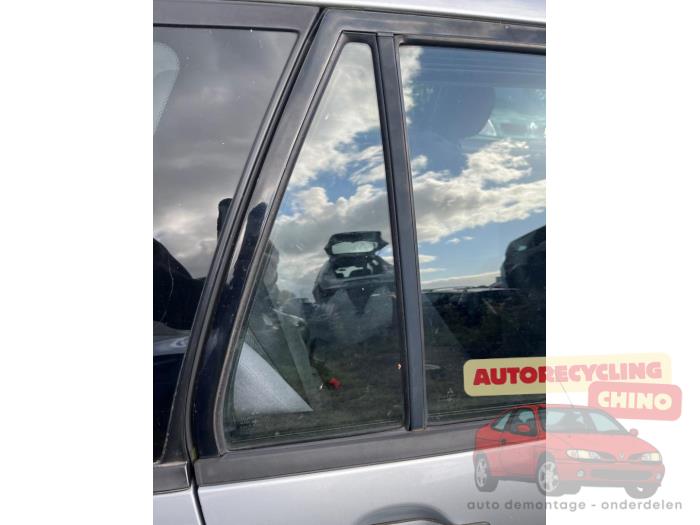Usados Ventanilla triangular derecha detrás Mitsubishi Lancer Wagon (CS/CT) 1.6 16V Precio € 50,00 Norma de margen ofrecido por Autorecycling Chino B.V.