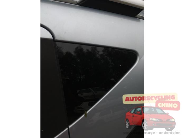 Usados Ventanilla triangular izquierda detrás Peugeot 207 SW (WE/WU) 1.6 16V VTRi Precio € 60,00 Norma de margen ofrecido por Autorecycling Chino B.V.
