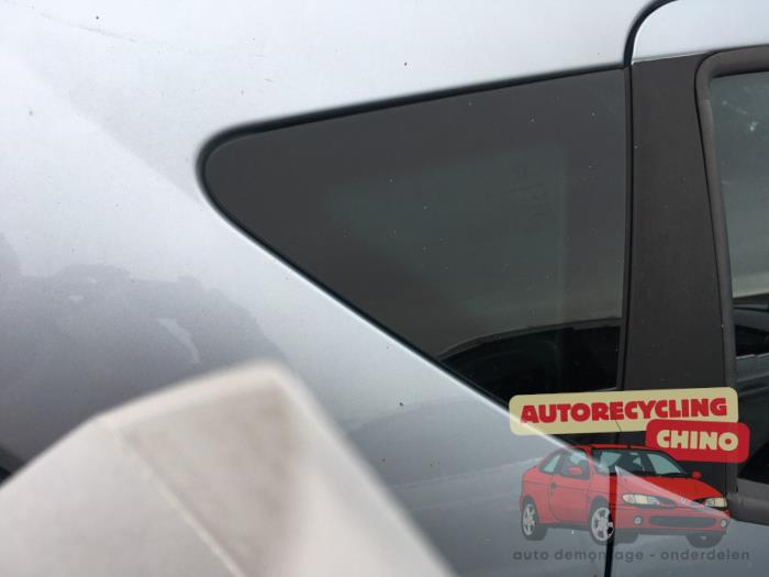 Usados Ventanilla triangular derecha detrás Peugeot 207 SW (WE/WU) 1.6 16V VTRi Precio € 60,00 Norma de margen ofrecido por Autorecycling Chino B.V.