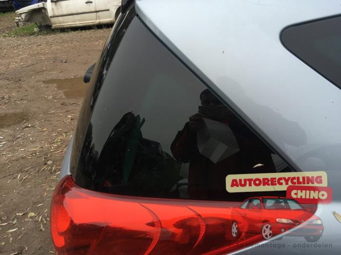Usados Ventanilla triangular derecha detrás Peugeot 207 SW (WE/WU) 1.6 16V VTRi Precio € 60,00 Norma de margen ofrecido por Autorecycling Chino B.V.