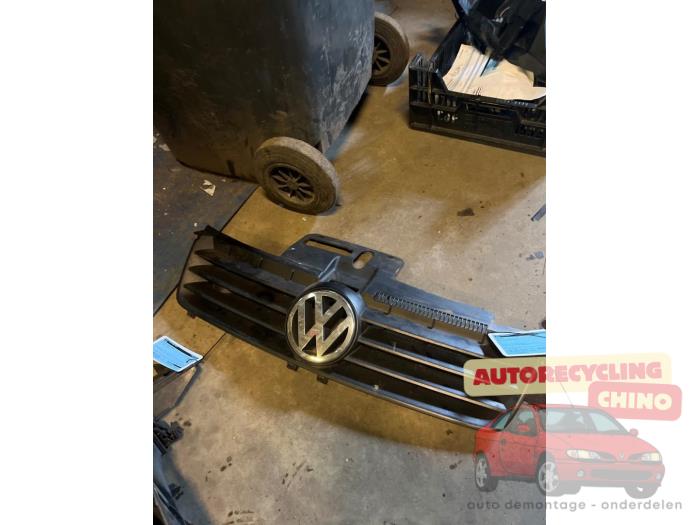 Używane Grill Volkswagen Polo IV (9N1/2/3) 1.2 12V Cena € 25,00 Procedura marży oferowane przez Autorecycling Chino B.V.