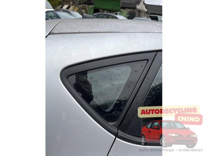 Usados Ventanilla triangular derecha detrás Hyundai i30 (FD) 1.6 CRDi 16V VGT HP Precio € 60,00 Norma de margen ofrecido por Autorecycling Chino B.V.