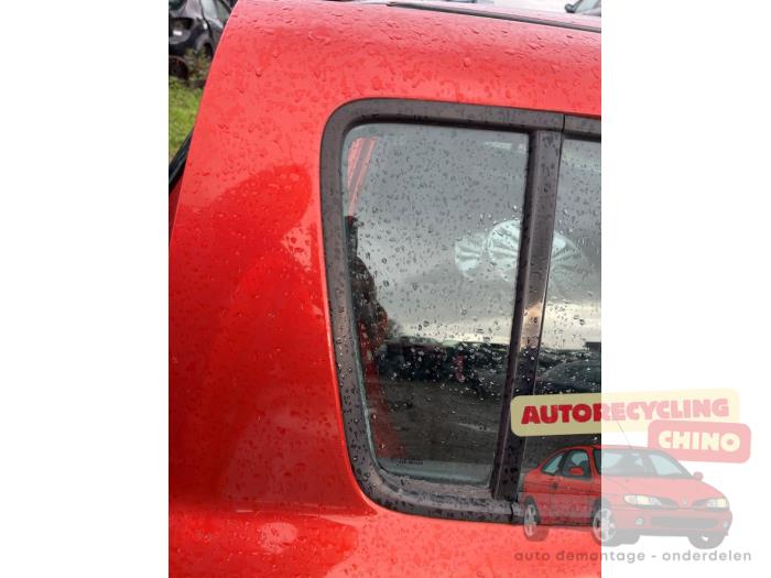 Usados Ventanilla triangular derecha detrás Suzuki Swift (ZA/ZC/ZD1/2/3/9) 1.5 VVT 16V Precio € 50,00 Norma de margen ofrecido por Autorecycling Chino B.V.