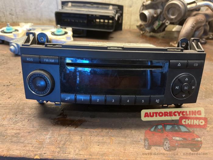 Gebrauchte Radio Mercedes B (W245) 2.0 B-180 CDI 16V Preis € 45,00 Margenregelung angeboten von Autorecycling Chino B.V.