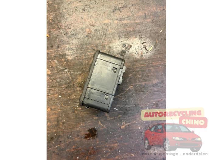 Usados Interruptor de ventanilla eléctrica Opel Zafira (F75) 1.8 16V Precio € 20,00 Norma de margen ofrecido por Autorecycling Chino B.V.