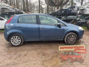 Używane Szyba drzwi prawych tylnych wersja 4-drzwiowa Fiat Grande Punto (199) 1.4 Cena € 40,00 Procedura marży oferowane przez Autorecycling Chino B.V.