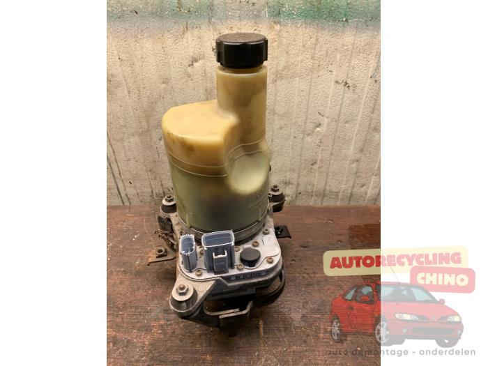 Usagé Pompe de direction Volvo C30 (EK/MK) 1.6 D 16V Prix € 50,00 Règlement à la marge proposé par Autorecycling Chino B.V.