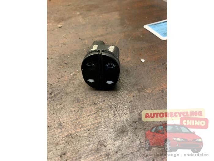 Usados Interruptor de ventanilla eléctrica Ford Transit Connect 1.8 TDCi 75 Precio € 15,00 Norma de margen ofrecido por Autorecycling Chino B.V.